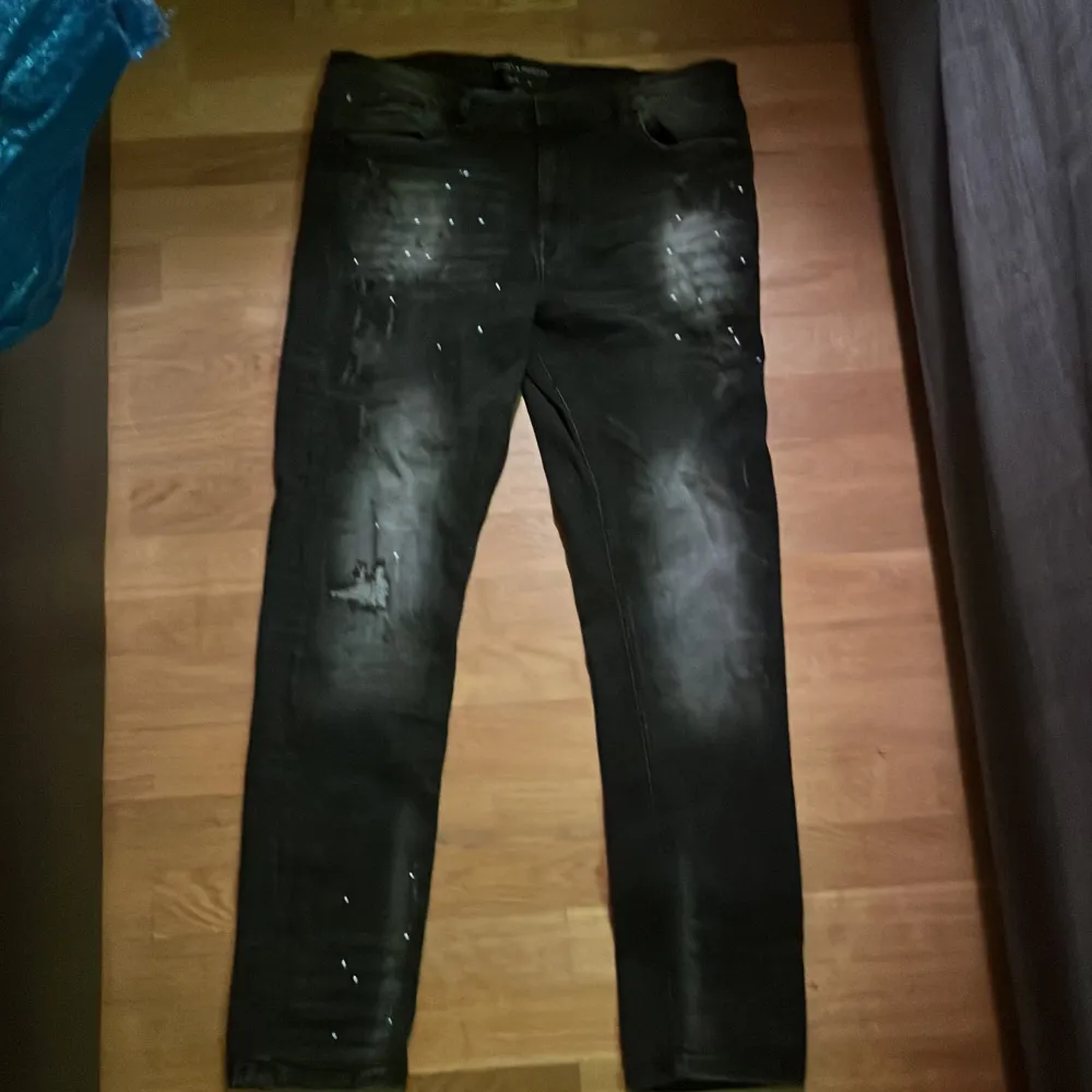 Köpta från JD för 550 kr. Bra skick och knappt använda. Ett par slimfit jeans som är väldigt komfortabla samt att dem säljs till ett bra pris.😄😄 pris kan diskuteras . Jeans & Byxor.