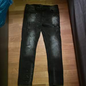 Köpta från JD för 550 kr. Bra skick och knappt använda. Ett par slimfit jeans som är väldigt komfortabla samt att dem säljs till ett bra pris.😄😄 pris kan diskuteras 