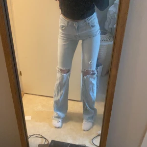 Zara bootcut jeans - skit snygga jeans från zara som tyvärr inte kommer till användning längre. använda men som nya. Långa i benen. 