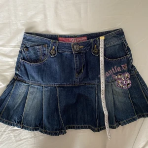 2000s kjol - Jättefin denim kjol, bra skick! Står ingen storlek, uppskattas till liten M. Midjemått: ca 71   Fråga inte om bilder på tack 