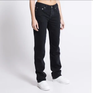 Icon jeans - Säljer mina ”ICON” jeans från lager 157, storlek S. Jag har sprättat upp de nere så att dom passar mig bra som är 175cm. Men dom är helt oanvända så i jättebra skick😍