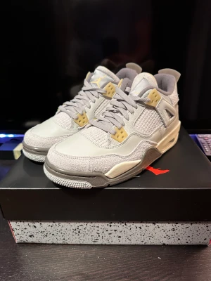 HELT NYA! Air Jordan 4 SE Craft Photon Dust - HELT NYA! Air Jordan 4 SE Craft Photon Dust. Helt omvända 
