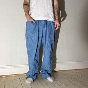 Loosefit byxor - Loosefit jeans köpta på second hand, bra skick. Köparen står för frakt.