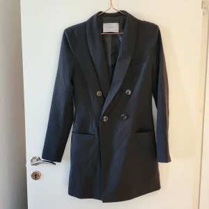 Blazeeklänning - Snygg blazeeklänning från Stradivarius. Säljes då den inte kommer till användning. Hör av dig om du har frågor!