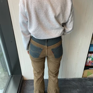 Vintage Manchester jeans😇 - Ett par supercoola jeans med manchesterdetaljer på baksidan. De är i bra skick och säljs pga av att de inte används💕