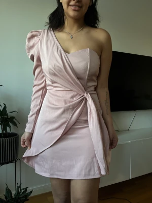 Klänning storlek 38 - Klänning från missguided storlek 38 Använd en gång 