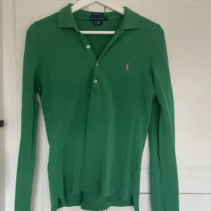 Ralph lauren piké - Så fin men kommer inte till användning! :( den perfekta mörkgröna färgen, första bilden visar denna!💚💚 L i barnstorlek, passar mig som är S men skulle ändå säga den är lite ”stor” speciellt i ärmarna.