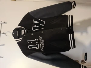Weekday jacka - Jacka från weekday i storlek xs men är oversize och kan passa till m