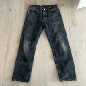 Svarta jeans från weekday. - Snygga svarta jeans från weekday med sjukt cool fade. Köpta för 600kr. Straight passform. Skriv för frågor