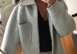 Kappa - Grå kort kappa från nakd i 38!! Superfint skick nästan aldrig använd och perfekt till våren :) pris + frakt 💕💕💕