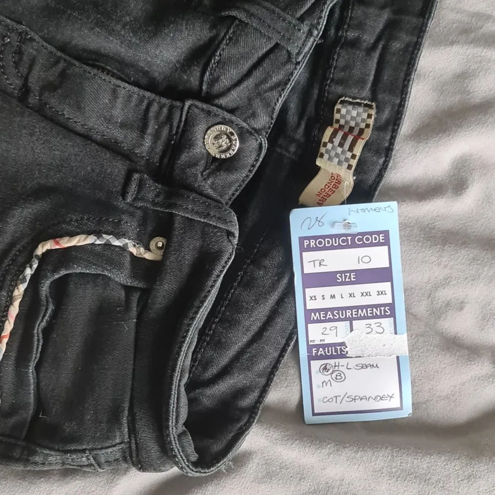 Lågmidjade jeans från Burberry. Helt oanvända . Jeans & Byxor.