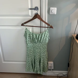 Kläning - Jag säljer min gröna klänning som har använts få gånger eftersom att den är för stor på mig där uppe.Inga tecken på andväning.Nypriss: 300kr💓(innetyget är som shorts men det syns inte när man ha på sig det.)kontakta för fler frågor eller bilder.🫶🏼🫶🏼kram