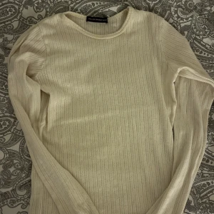 Brandy melville topp - Lägger upp igen. Brandy melville topp i fint skick. Storlek S ungefär passar också Xs.
