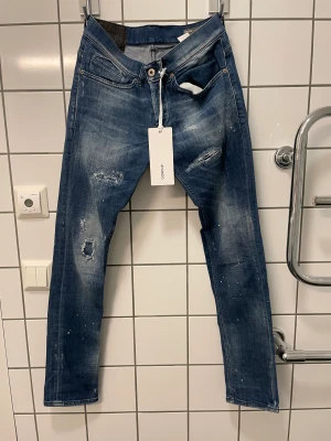 Dondup Jeans - Säljer mina fina dondup jeans i storlek 28, de är väldigt soarsamt andvända och de är skick 9/10. Tagsen ingår! Skriv för fler bilder eller frågor!😃Nypris 3500kr Mitt pris: 989kr