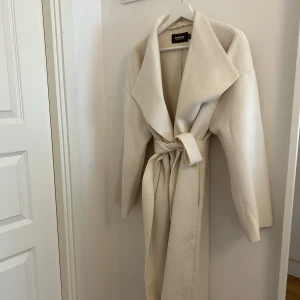 NLY x Bianca Ingrosso kappa - Hej! Jag säljer min snygga kappa som Bianca Ingrosso släppte för Nelly 2021 (?). Den är endast använd 2 gånger och är i perfekt skick. Den är overzised och passar dom flesta. Tycker att kappan förtjänar mer kärlek än vad jag ger den! Original pris 1,299kr