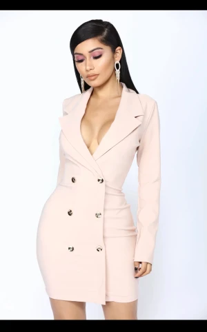 Kavajklänning fashionnova - Stretchig Kavajklänning från fashionnova helt oanvänd 