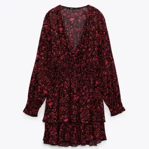 Röd och svart klänning från Zara, den är helt slutsåld. Har mer detaljerade bilder, kontakta mig vid intresse. (Helt oanvänd)