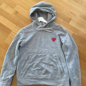 Säljer min cdg hoddie då jag har växt ur den, bara att höra av sig om du har någon fråga. 