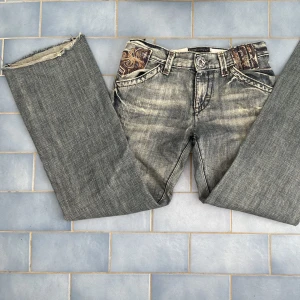 Misssixty jeans - Missme jeans,  Midja rakt över 38,5 (insydda, vet inte var måttet var innan) Innerben 74/75 (avklippta ca 3 cm så innan va de va 77cm) 💞