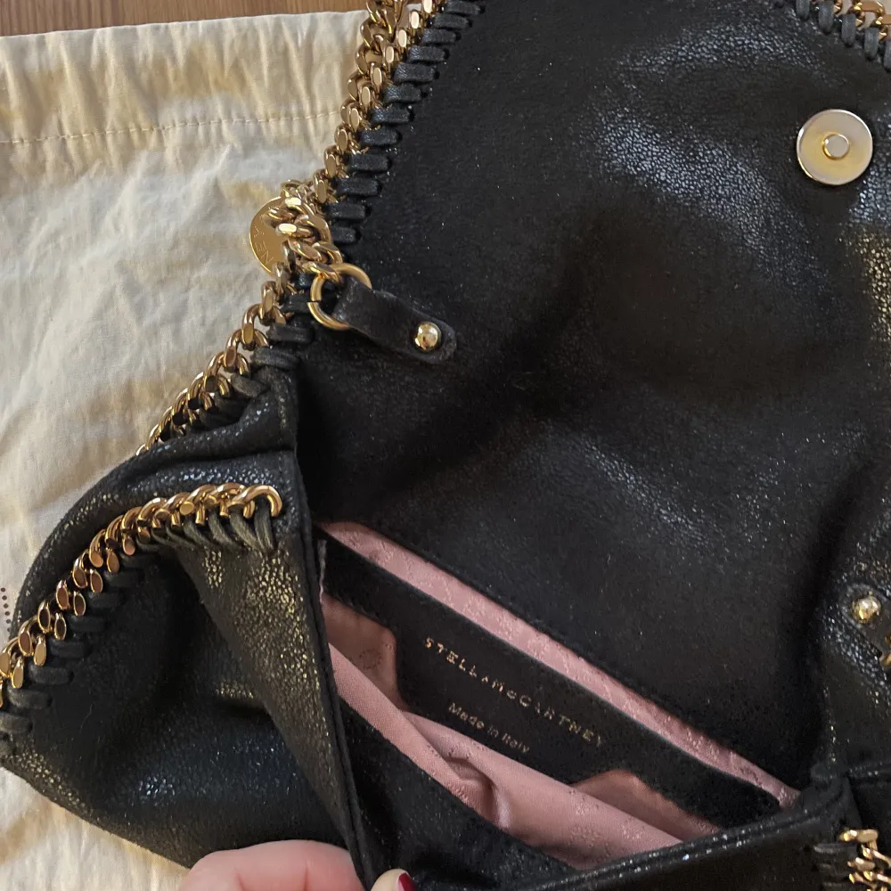 Stella McCartney Falabella Crossbody väska i svart vegansk läder med guldpläterad kedja. Nypris ca 7000 kr, inköpt i NY. Dustbag ingår!. Väskor.