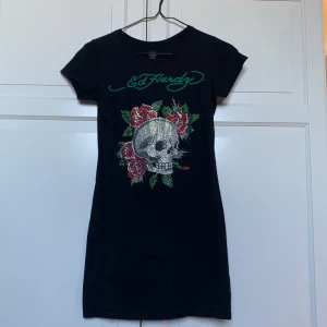 Ed Hardy  - Klänning/ lite längre t-shirt från ed Hardy. Jag har använt den som klänning och över jeans men man kan vika upp den också. Har tappat lite diamanter. 200kr plus frakt💕💕