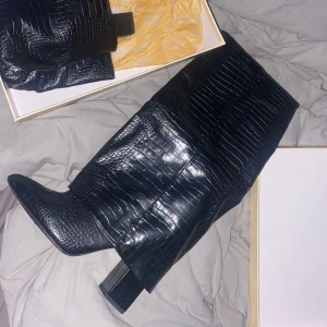 Klackskor - Säljer mina klackar från nelly som endast är testade 1 gång. Kommer inte till användning. Som nya. Storlek 38/39. Pris kan diskuteras