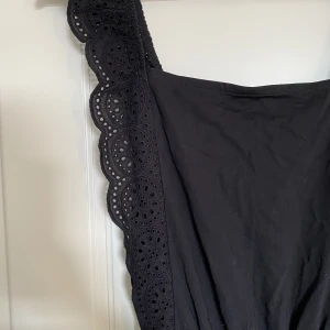 Byxdress - Byxdress med shorts och linne från hm med fina spets/volang detaljer. Den har fickor och är aldrig använd 