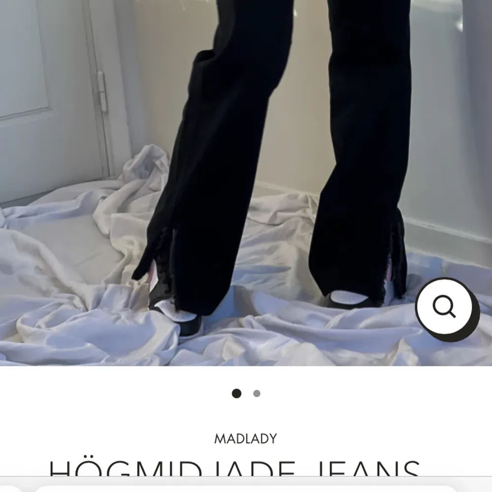 Ett par svarta högmidjade jeans med ragged slit från Ida Carlssons kollektion med Madlady. Nypris 549kr, säljer dem för 200kr. . Jeans & Byxor.