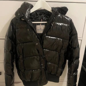 Monclear jacka  - Säljer nu min monclear jacka som jag har använt fem gånger ungefär då den är lite för stor för mig i längden, är 1,65 cm har tyvärr ingen kvitto kvar men självklart får man bevis på att jag postat och jag kan ha FaceTime på när jag postar det 