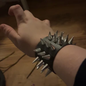 Nitarmband - Nitarmband! Notera att frakten i annonsen stämmer ej, TRYCK EJ PÅ KÖP NU! Kontakta mig vid intresse🫶🏻