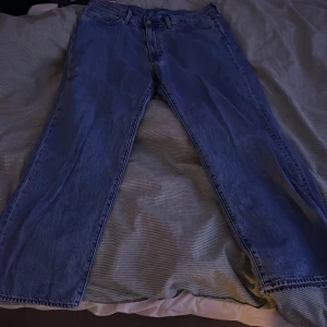 Levis jeans  - Säljer ett par Levis stay Loose jeans regular fit light blue demin. Väldigt snygga och stilrena, Lätta att kombinera och passar perfekt till sommaren.  Säljer dessa då jag inte tycker som sitter särskilt bra på mig  Priset går att förhandla om