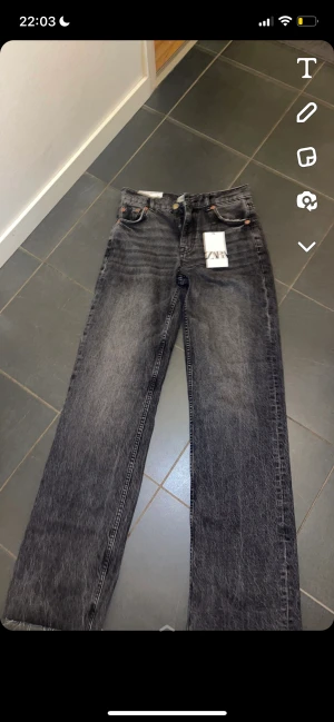 Zara Jeans - helt nya med prislappen kvar. Ny pris 400kr. Tyvärr passade dem inte mig så tänkte sälja vidare 