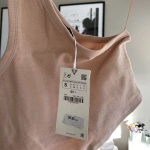 Zara one shoulder  - En helt splitterny one shoulder top från Zara. Perfekt till sommaren och så snygg när man har bränna! 👌🏻