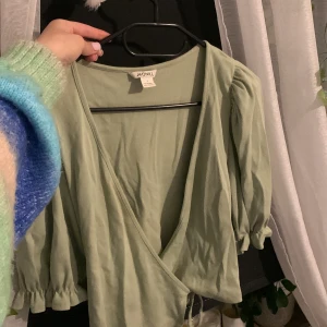 Omlott tröja - En jätte fin casual omlott tröja från monki i storlek s, passar även m. Obs den är inte strykt på bilden så det är därför den är skrynklig:) det är inget med materialet. 