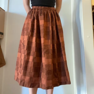 Orange kjol - Supercool vadlång kjol i fint skick! Köpt på secondhand i Göteborg.
