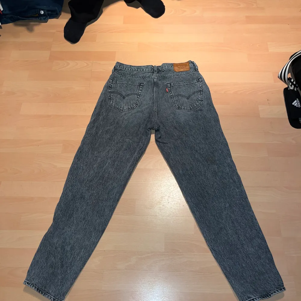 Mörkgrå Levis jeans . Jeans & Byxor.