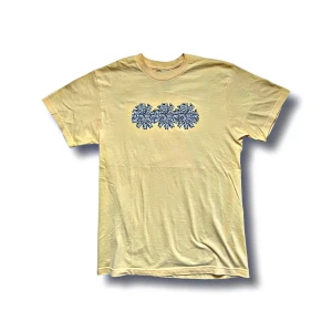 FUCKING AWSOME  - En tröja som är FUCKING AWSOME.. Finns tryck på ryggen ockå en gumma som gör en potion typ… SIZE M  🔪🔪🔪🔪🔪🔪🔪🔪🔪🔪🔪🔪