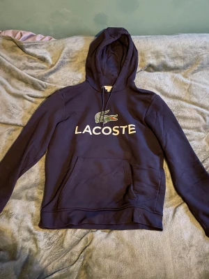 Lacoste Hoodie - Lacoste Hoodie mörkblå Bra skick  Storlek S