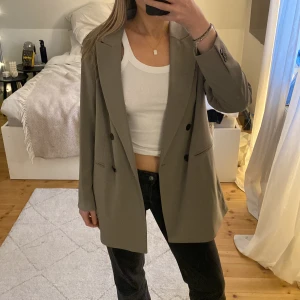 Oversize kavaj - Beige/grå oversize kavaj från h&m. Går att använda som både kavaj och klänning. Originalpris 599kr.