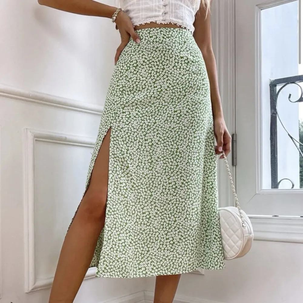 En grön kjol med vita små blommor på. Använd 1 gång så i mycket bra skick. Skickar gärna fler bilder💚. Kjolar.