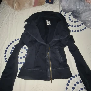 Vintage Crocker kofta - Det här märket är inte på alla butiker. Utan den har bara vart aktiv mest på 2000 tal. Den här koftan är från 2000 talet och är jättefin och är inte förstörd. Mörkblå i färg, XS <33