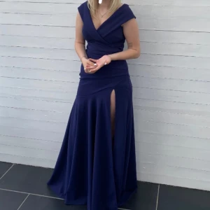 Balklänning  - Jag säljer nu min balklänning. Använd en gång. Jag är 163cm och jag hade klackar på 10-8 cm och klänningen satt perfekt i längden.