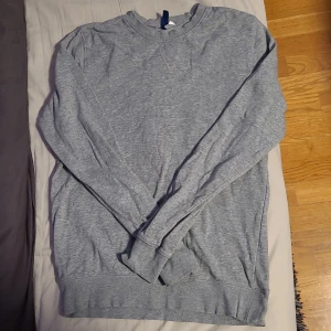 Long sleeve shirt - Size S, lightly used with no damages. Feel free to contact for more info in English or Swedish. 