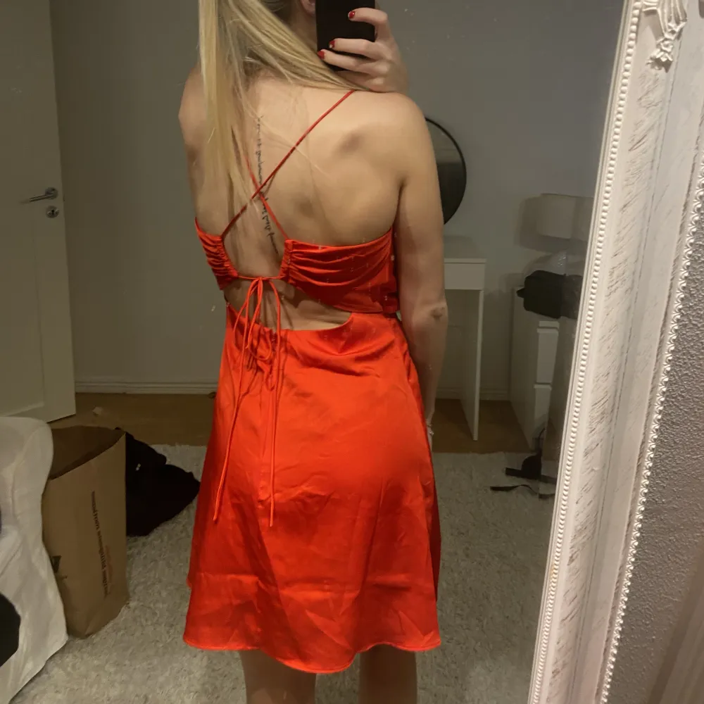 Jättefin klänning från ASOS. Använd 1 gång. Mer röd än orange som den ser ut att vara på bilden. . Klänningar.
