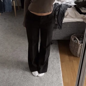 Kostymbyxor - Säljer dessa jättefina kostymbyxor ifrån bikbok i storlek S, byxorna har aldrig varit använda och är i nyskick, byxorna är lite av en bootcut modell med lite utsvängda ben🌸