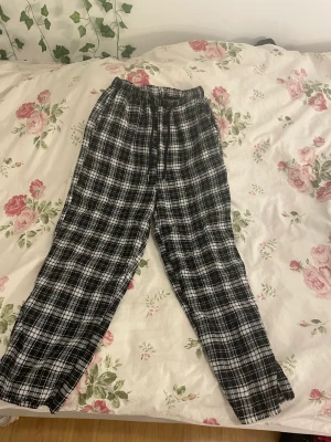 Pjamas byxor  - Säker nu ett år pjamas byxor i stolek xxs köpte från SHEIN för 250ca men säljer dom för 150kr