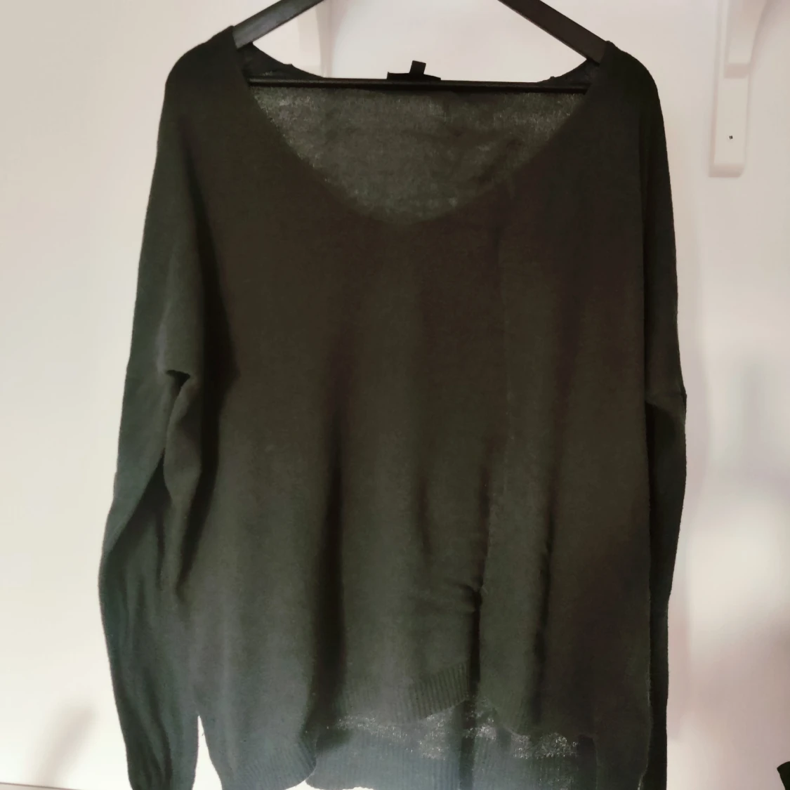 Mörkgrön, finstickad tröja
