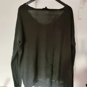 Mörkgrön, finstickad tröja - Mörkgrön, lite oversize tröja. Fin, men har några noppror i nedre mudden(kan enkelt tas bort).