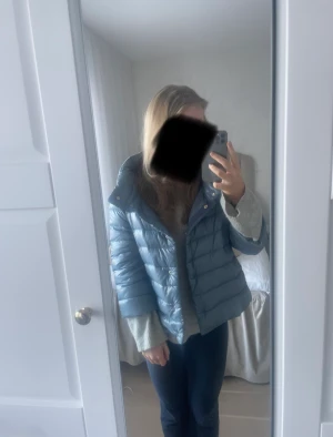 Herno jacka  - Säljer min typ helt nya herno jacka i blå färg i storlek 42IT, säljer eftersom jackan är inte min färg , nypris är ungefär 4200 och den  slutsåld , samt ingår galej från herno