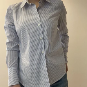 Skjorta  - Randig skjorta från H&M som är i väldigt gott skick. Passar perfekt under en tröja eller över en croptop. Skriv vid intresse ❤️